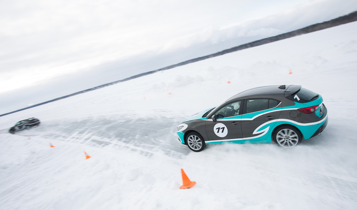 Фото Mazda Ice Race 2014 скоростной поворот