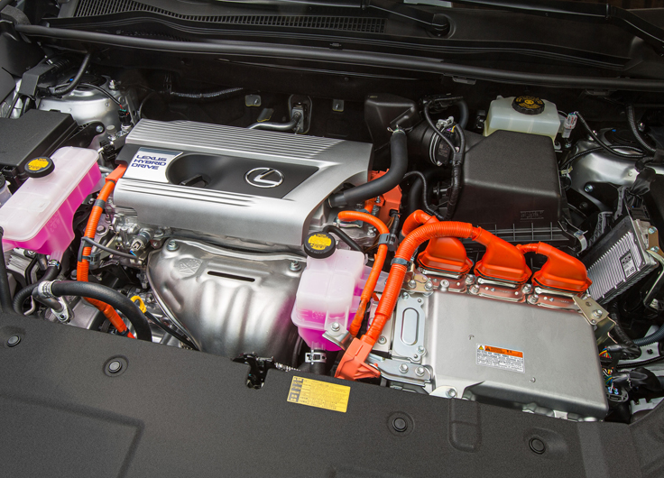 Фото подкапотного пространства нового Lexus NX 300h c гибридной силовой установкой