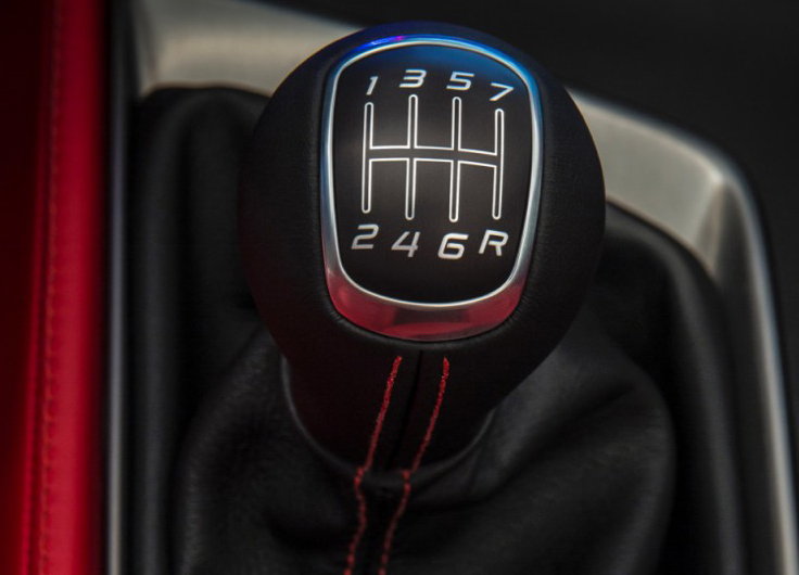 Рычаг 7-ступенчатой механической коробки передач в новом Chevrolet Corvette 2014