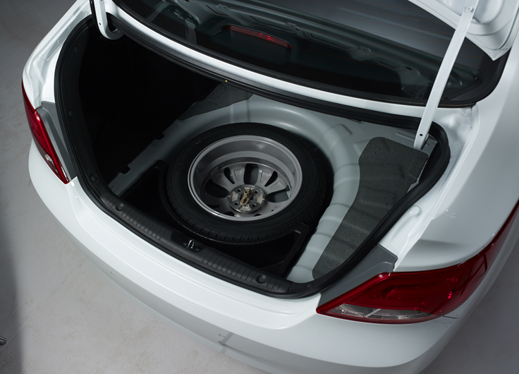 Фото нового Хёндай Солярис 2014 багажник с полноразмерным запасным колесом