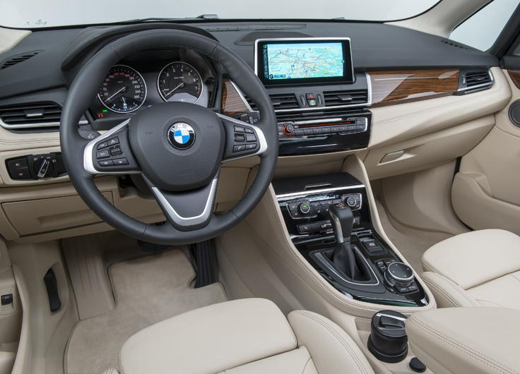 Фото салона нового BMW 2 Серии Актив Турер 2014-2015