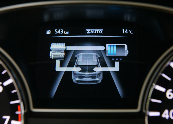 Фото дисплея на панели управления гибридной версии нового Nissan Pathfinder 2014