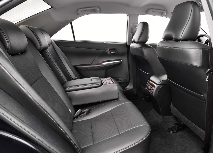 Фото заднего ряда сидений в салоне нового Тойота Камри 2014