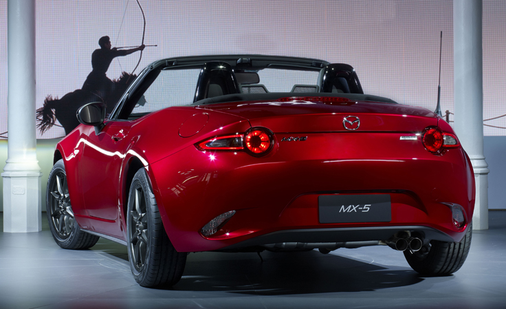 Фото нового родстера Mazda MX-5 2014-2015 вид сзаи