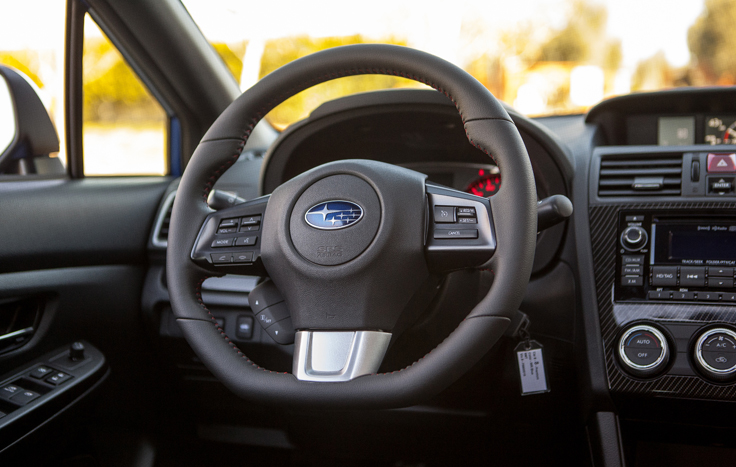 Фото новый Subaru WRX 2014 интерьер