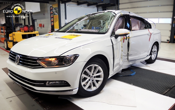 Фото последствий бокового удара нового Volkswagen Passat 2014-2015 об столб