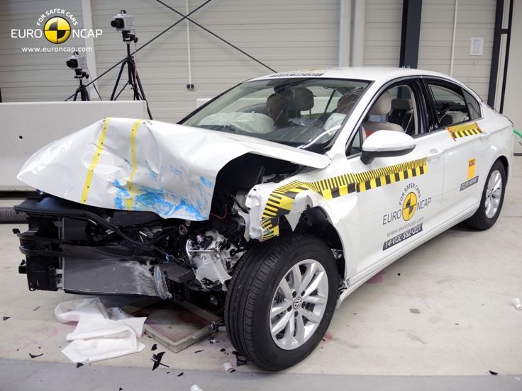 Фото последствий фронтального удара нового Volkswagen Passat 2014-2015