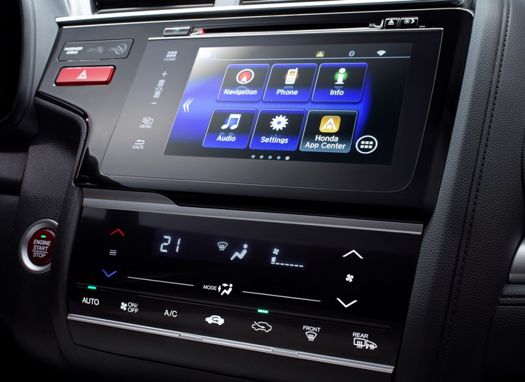 Фото сенсорного дисплея новой мультимедийной системы в салоне обновлённого Хонда Джаз 2015-2016
