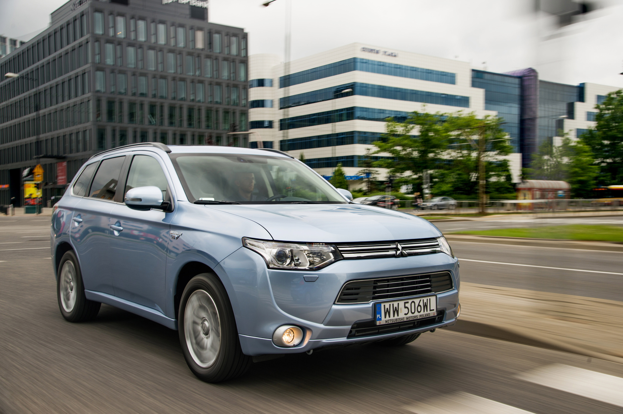 Mitsubishi гибрид. Mitsubishi Outlander PHEV 2013. Митсубиси Аутлендер PHEV 2015. Mitsubishi Outlander Hybrid 2013. Mitsubishi Outlander PHEV 2015.