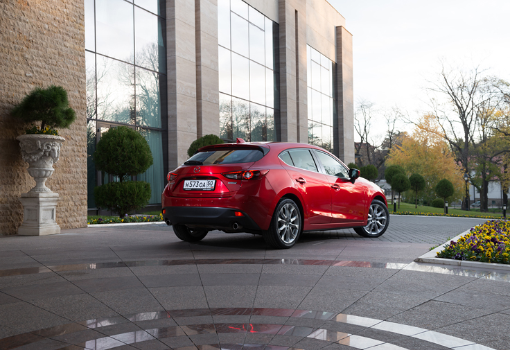 Фото новая Mazda 3 2014 у отеля
