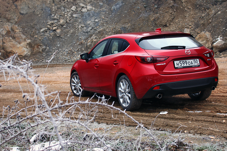 Фото Mazda 3 2014 сзади тест-драйв