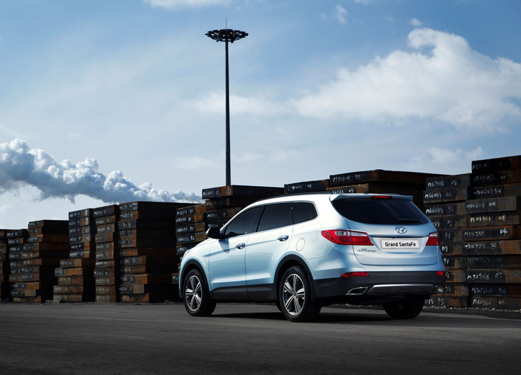 Фото новый Hyundai Grand Santa Fe 2014 вид сзади
