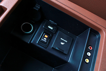 Фото розетка и USB в подлокотнике LUXGEN 7 2013-2014