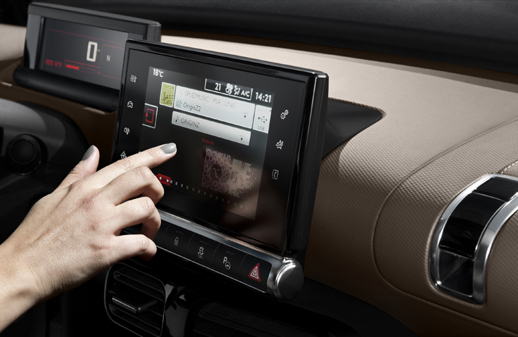 Фото салона нового Citroen C4 Cactus 2014 сенсорный дисплей на панели приборов