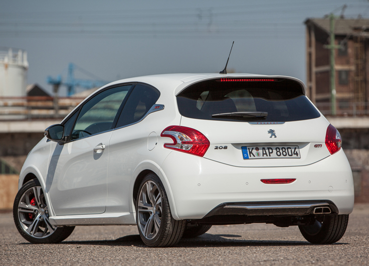Фото новый Peugeot 208 GTi 2014 вид сзади