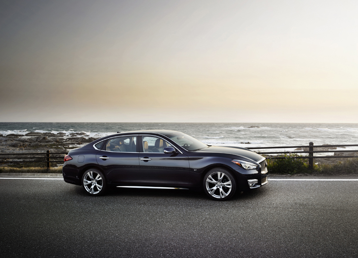 Фото нового Infiniti Q70 2014-2015 вид сбоку