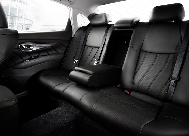 Задний ряд сидений в салоне нового Infiniti Q70 2014-2015