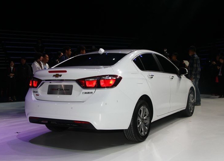 Фото новый Chevrolet Cruze 2015 сзади