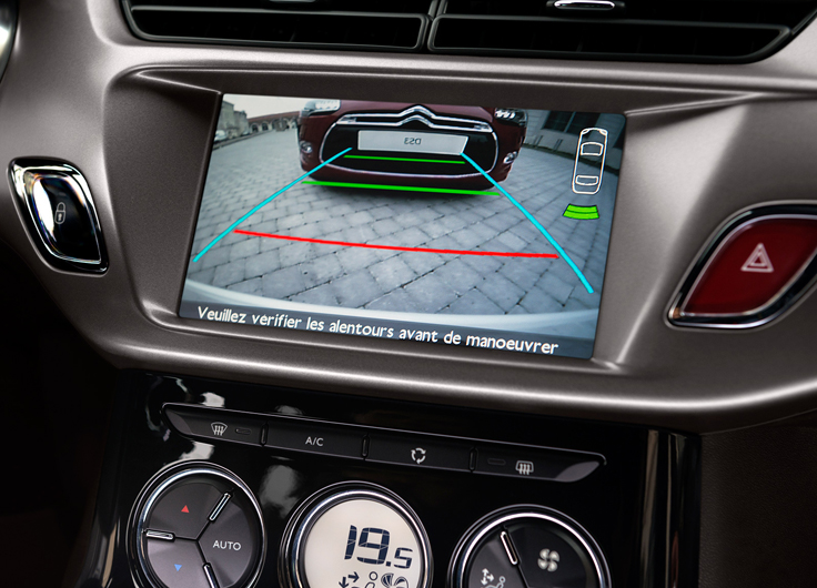 Дисплей на панели управления в салоне нового DS3 2014
