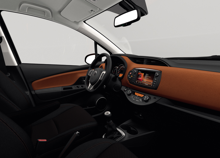 Фото салона нового Toyota Yaris 2014-2015