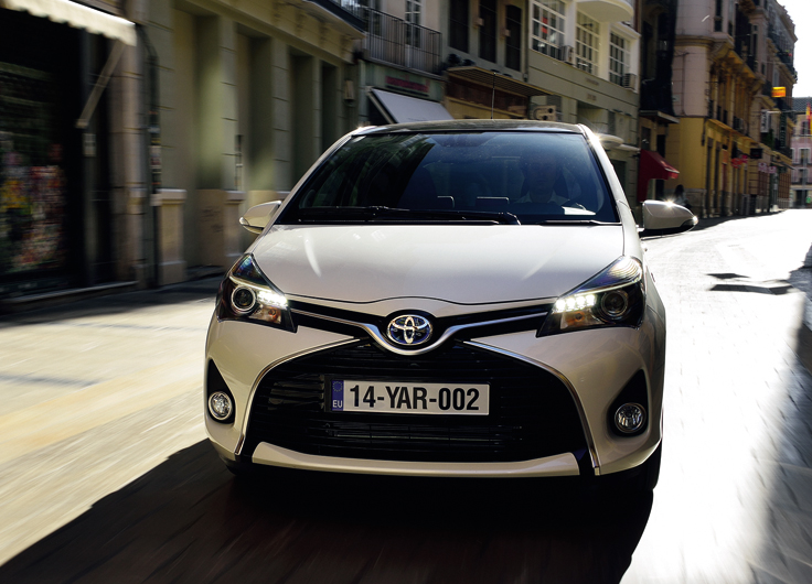 Фото новый Toyota Yaris 2014-2015 вид спереди