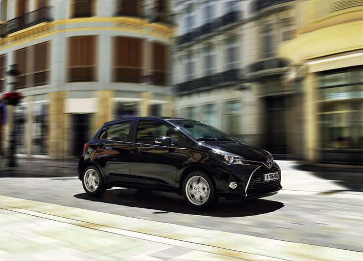 Фото новый Toyota Yaris 2014-2015 вид спереди