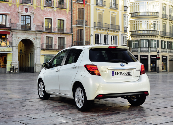 Фото новый Toyota Yaris 2014-2015 вид сзади