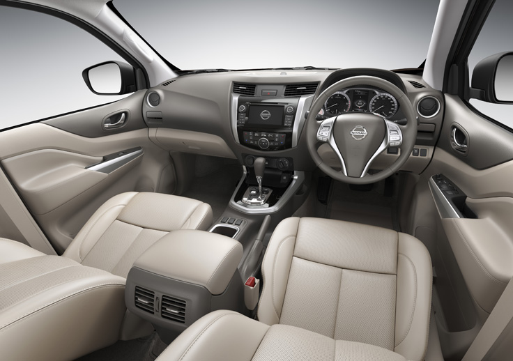 Фото салона нового Nissan NP300 Navara 2014-2015