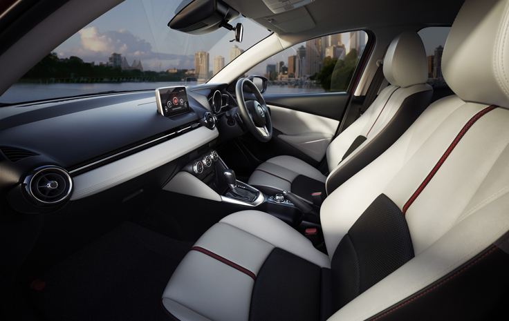 Фото интерьера новой Mazda2 2014-2015