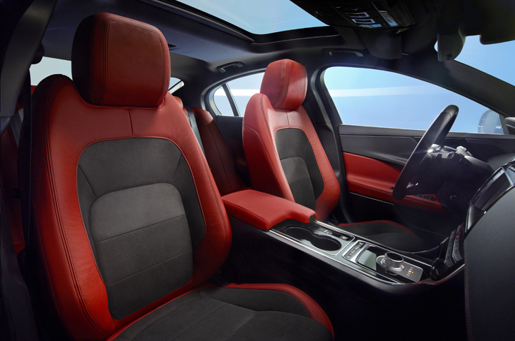 Фото передних сидений в салоне нового Jaguar XE 2014-2015