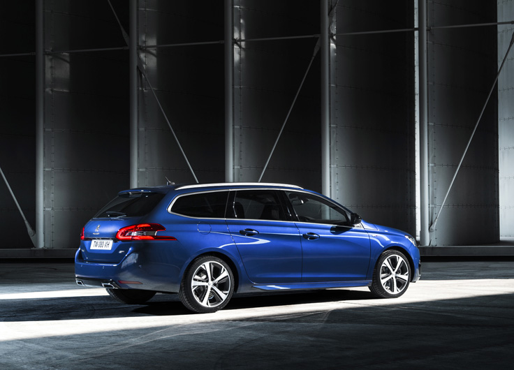 Фото нового универсала Peugeot 308 SW GT 2014-2015 вид спереди