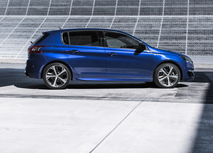 Фото нового Peugeot 308 GT 2014-2015 вид сбоку