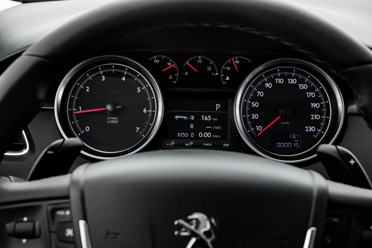 Фото приборной панели нового Peugeot 508 2014