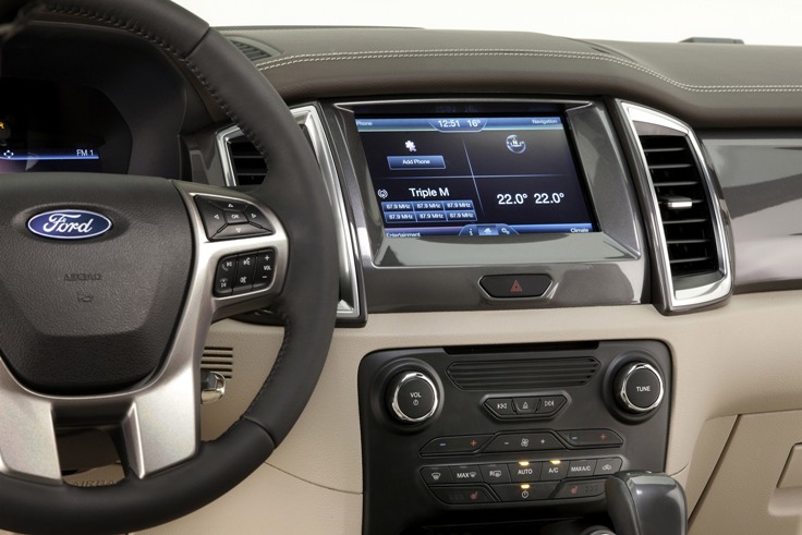 8-дюймовый сенсорный дисплей на панели управления в салоне нового Ford Everest 2014-2015