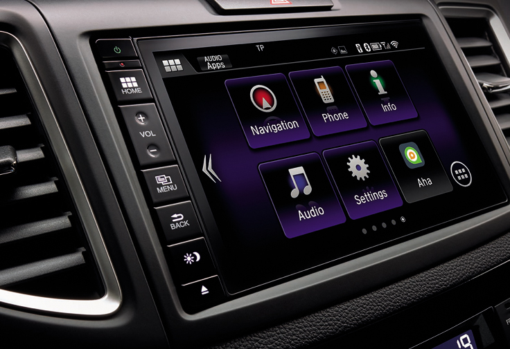 Фото 7-дюймового сенсорного дисплея мультимедийной системы Honda Connect в салоне нового Хонда CR-V 2015-2016