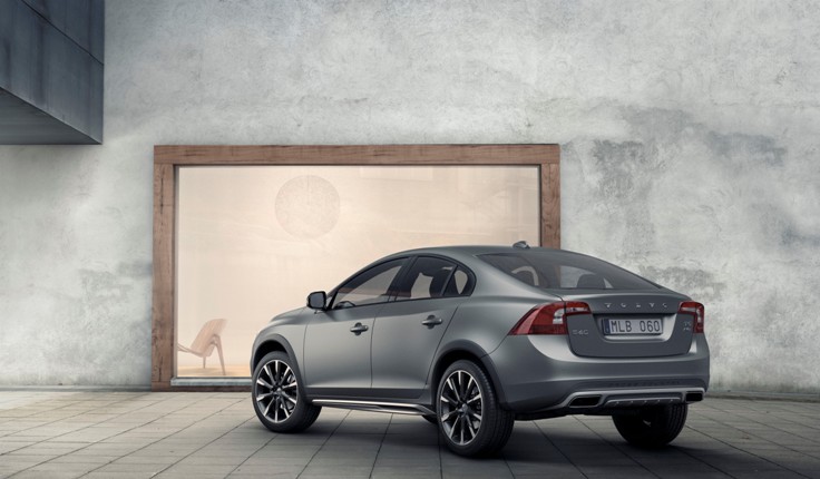 Фото новый Volvo S60 Cross Country 2015-2016 вид сзади