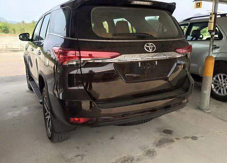 Фото нового Toyota Fortuner 2015-2016 сзади