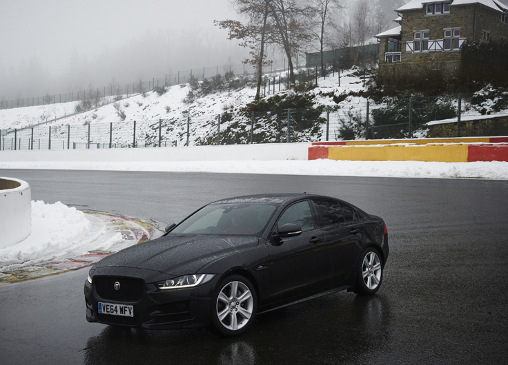 Фото нового Jaguar XE 2015-2016 вид спереди