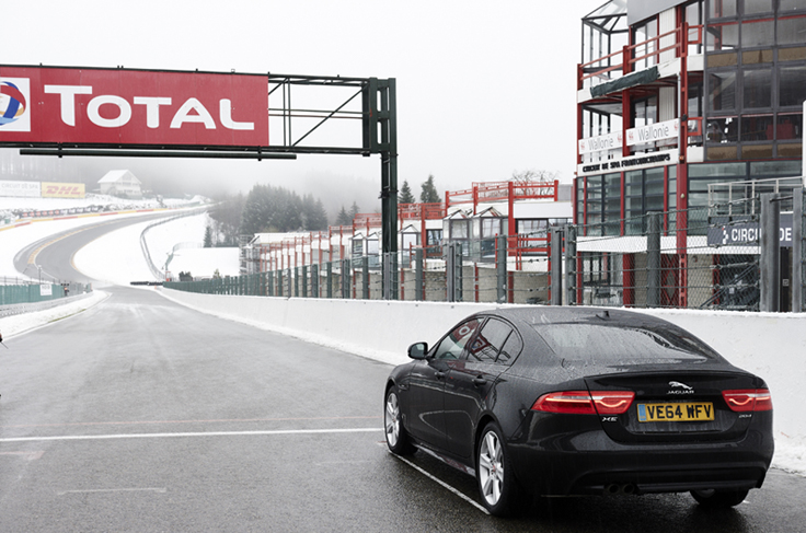 Фото нового Jaguar XE 2015-2016 вид сзади
