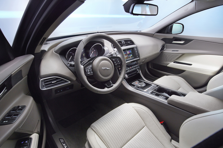 Фото нового Jaguar XE 2015-2016 салон