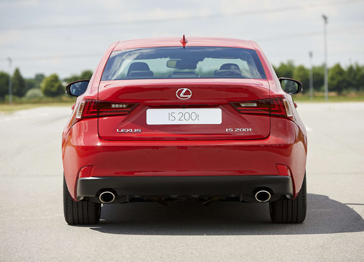 Фото нового Lexus IS 200t 2015-2016 вид сзади