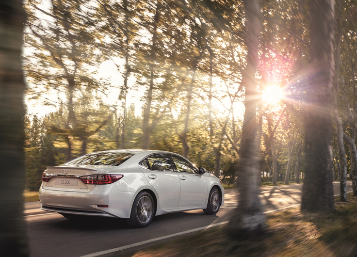 Фото новый Lexus ES 2015-2016 сзади