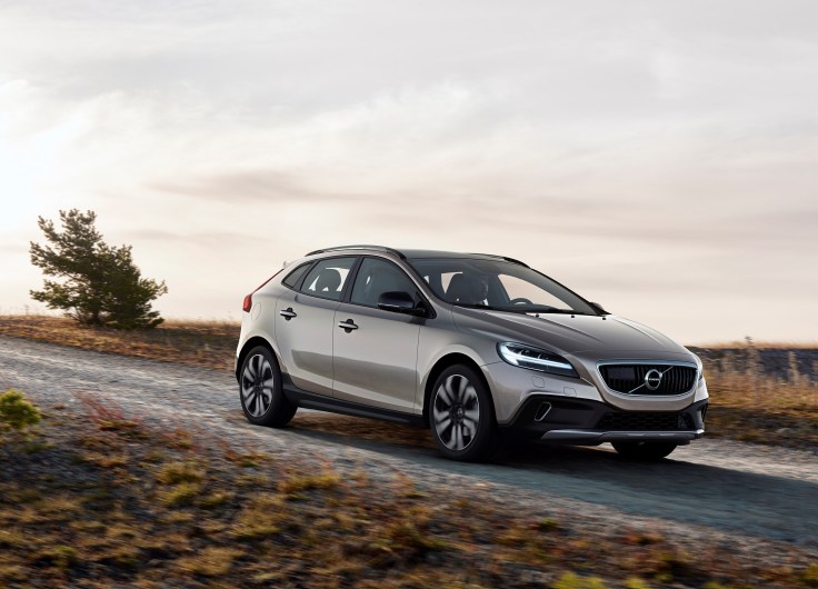 Фото новый Volvo V40 Cross Country 2016-2017 спереди