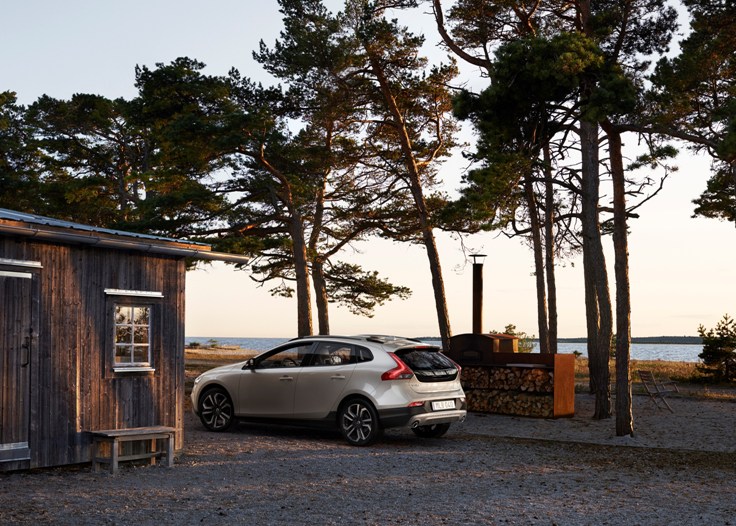 Фото новый Volvo V40 Cross Country 2016-2017 сзади