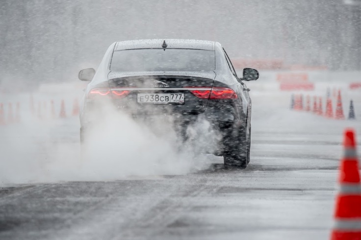 Фото новый Jaguar XF 2016-2017 сзади