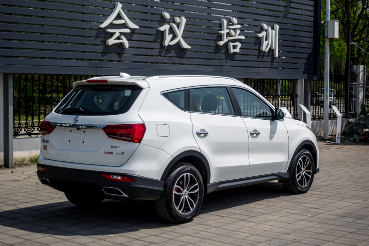 Россиянам показали семиместный кроссовер Dongfeng DFM 580