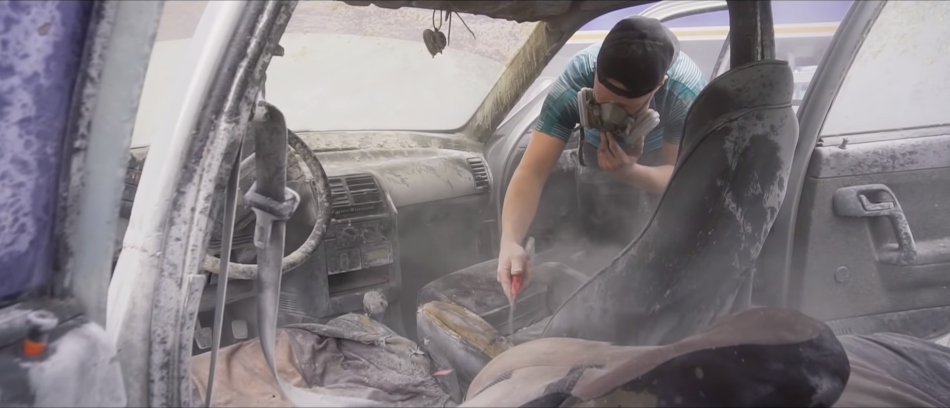 Как отчистить салон автомобиля после взрыва баллона монтажной пены?